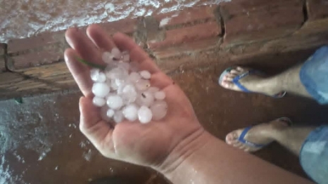 foto de Forte chuva com vento e granizo atinge a região de Maringá e causa estragos