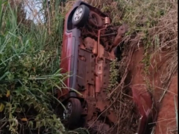 foto de Veículo capota e comerciante acaba morrendo em rodovia paranaense