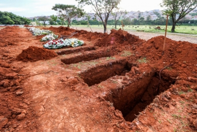 foto de Homem que carregava caixão com corpo para sepultar cai dentro de cova e fica ferido no Paraná