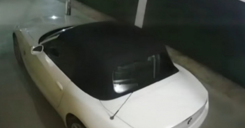 Vídeo mostra momento em que carro cai em cima de casa e atinge veículo de luxo no Paraná