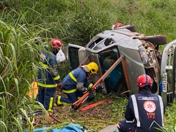 foto de Homem morre e mulher fica ferida em capotamento de veículo entre Campo Mourão e Luiziana