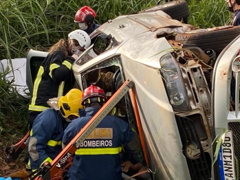 foto de Homem morre e mulher fica ferida em capotamento de veículo entre Campo Mourão e Luiziana