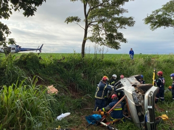 foto de Homem morre e mulher fica ferida em capotamento de veículo entre Campo Mourão e Luiziana