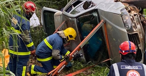 Homem morre e mulher fica ferida em capotamento de veículo entre Campo Mourão e Luiziana