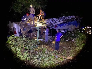 foto de Ônibus cai em ribanceira e deixa vários mortos e feridos no Paraná