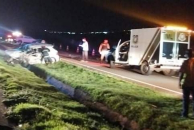 foto de Carro que trafegava na contramão na PR-317 bate de frente com caminhonete e homem morre