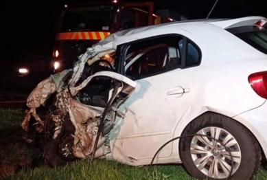 foto de Carro que trafegava na contramão na PR-317 bate de frente com caminhonete e homem morre