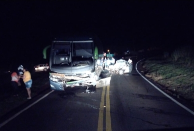 foto de Colisão frontal entre carro e ônibus resulta em 4 mortes próximo a Colorado