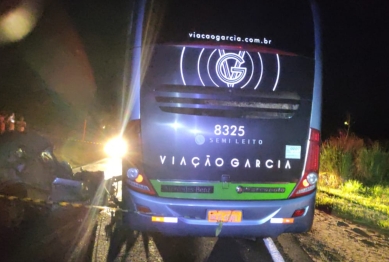 foto de Uma criança além de três adultos morreram na colisão frontal entre carro e ônibus próximo a Colorado