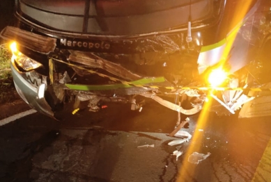 foto de Uma criança além de três adultos morreram na colisão frontal entre carro e ônibus próximo a Colorado