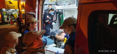 foto de Motociclista vai parar em cima de teto de carro após colisão violenta em Maringá