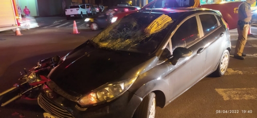 foto de Motociclista vai parar em cima de teto de carro após colisão violenta em Maringá