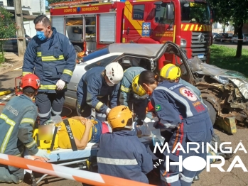 foto de Mulher fica presa entre as ferragens de carro após acidente violento em Maringá