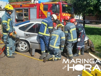 foto de Mulher fica presa entre as ferragens de carro após acidente violento em Maringá