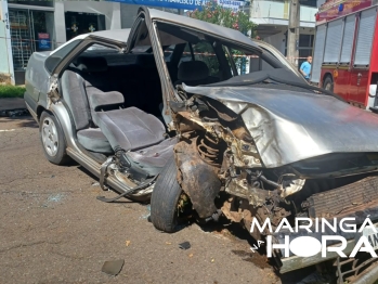 foto de Mulher fica presa entre as ferragens de carro após acidente violento em Maringá