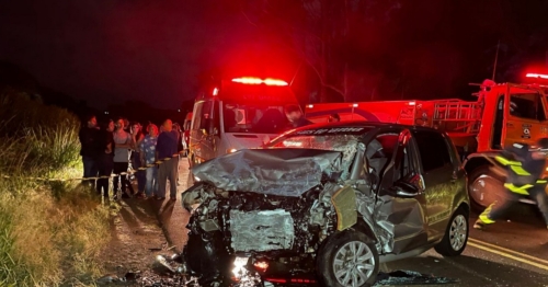 Carros batem de frente e duas pessoas morrem na BR-369