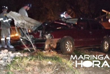 foto de Carro derruba poste após colisão violenta e condutor acaba ficando ferido em Maringá