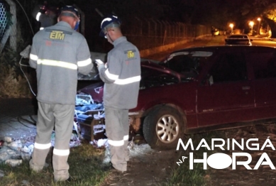 foto de Carro derruba poste após colisão violenta e condutor acaba ficando ferido em Maringá