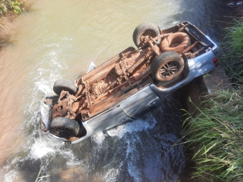 foto de Mulher que estava desaparecida é encontrada morta dentro de caminhonete capotada caída dentro de córrego em Maringá