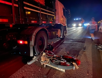 foto de Motociclista morre após bater de frente com carreta na PR-082