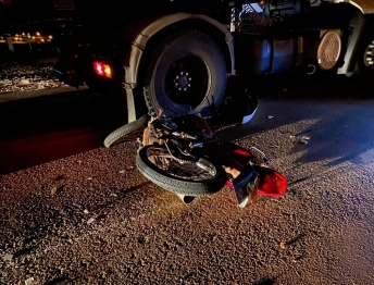 foto de Motociclista morre após bater de frente com carreta na PR-082