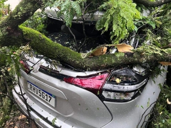 foto de Temporal causa estragos em Maringá e região