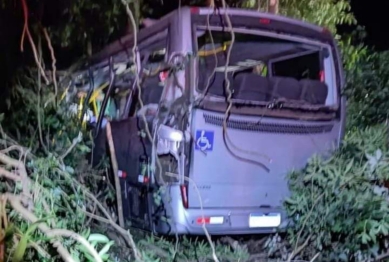 foto de Acidente envolvendo ônibus deixa várias vítimas fatais e várias pessoas feridas no Paraná 