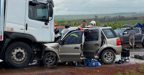 Três pessoas ficam feridas em colisão frontal envolvendo carro e caminhão na PR-323