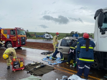 foto de Três pessoas ficam feridas em colisão frontal envolvendo carro e caminhão na PR-323