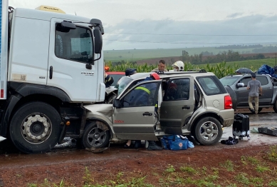 foto de Três pessoas ficam feridas em colisão frontal envolvendo carro e caminhão na PR-323