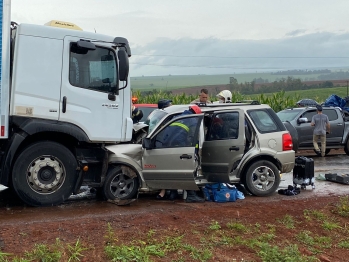 foto de Três pessoas ficam feridas em colisão frontal envolvendo carro e caminhão na PR-323