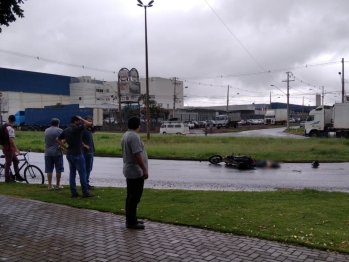 foto de Identificado jovem que morreu após cair com moto debaixo dos rodados de caminhão em Maringá