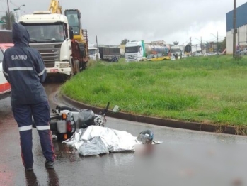 foto de Identificado jovem que morreu após cair com moto debaixo dos rodados de caminhão em Maringá