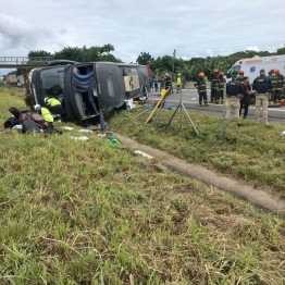 foto de Ônibus que levava dupla sertaneja se envolve em acidente com vários mortos e feridos