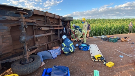 foto de Caminhonete tomba e deixa várias pessoas feridas na zona rural