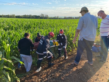 foto de Caminhonete tomba e deixa várias pessoas feridas na zona rural