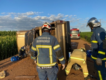 foto de Caminhonete tomba e deixa várias pessoas feridas na zona rural