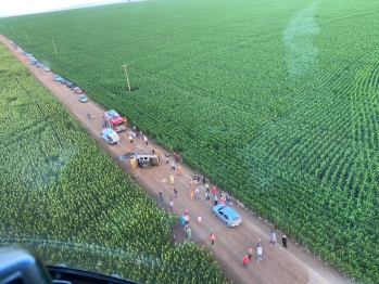 foto de Caminhonete tomba e deixa várias pessoas feridas na zona rural