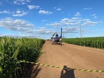 foto de Caminhonete tomba e deixa várias pessoas feridas na zona rural