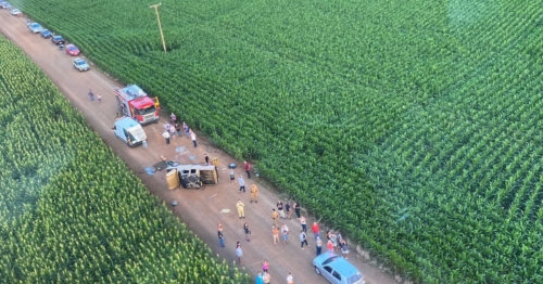 Caminhonete tomba e deixa várias pessoas feridas na zona rural