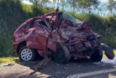 foto de Mãe, pai e filha de 5 anos acabam morrendo após veículos baterem de frente em rodovia no Paraná