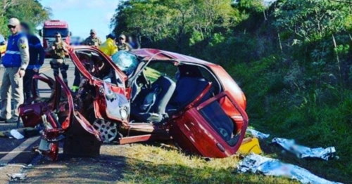 Mãe, pai e filha de 5 anos acabam morrendo após veículos baterem de frente em rodovia no Paraná