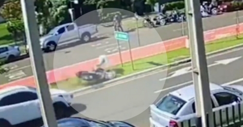 Câmera flagra exato momento em que motociclista sofre gravíssimo acidente em Maringá