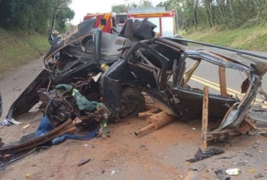 foto de Carro fica completamente retorcido após acidente que terminou com uma morte no Paraná