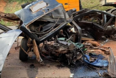 foto de Carro fica completamente retorcido após acidente que terminou com uma morte no Paraná