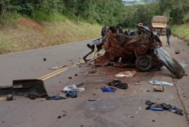 foto de Carro fica completamente retorcido após acidente que terminou com uma morte no Paraná