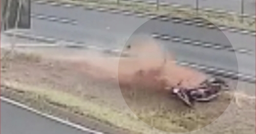 Motociclista bate em placa de sinalização na rodovia BR-376; Vídeo