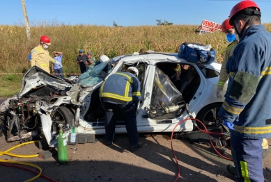 foto de Carro bate em caminhão e condutor acaba ficando gravemente ferido na PR-317