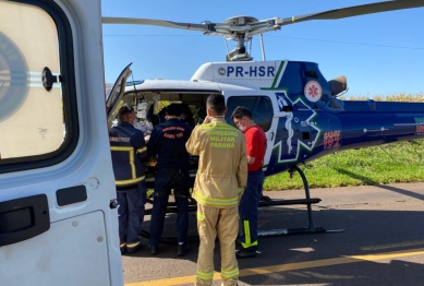 foto de Carro bate em caminhão e condutor acaba ficando gravemente ferido na PR-317