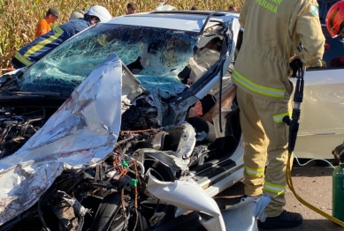 foto de Carro bate em caminhão e condutor acaba ficando gravemente ferido na PR-317